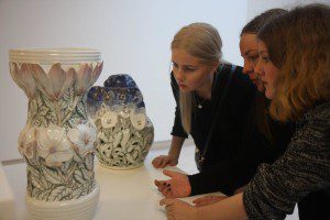 3 unge ser på vaser fra Royal Copenhagen