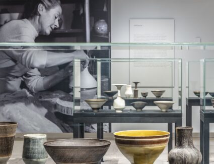 Lucie Rie - The Adventure of Pottery, CLAY Keramikmuseum 2024. Installationsfoto: Ole Akhøj